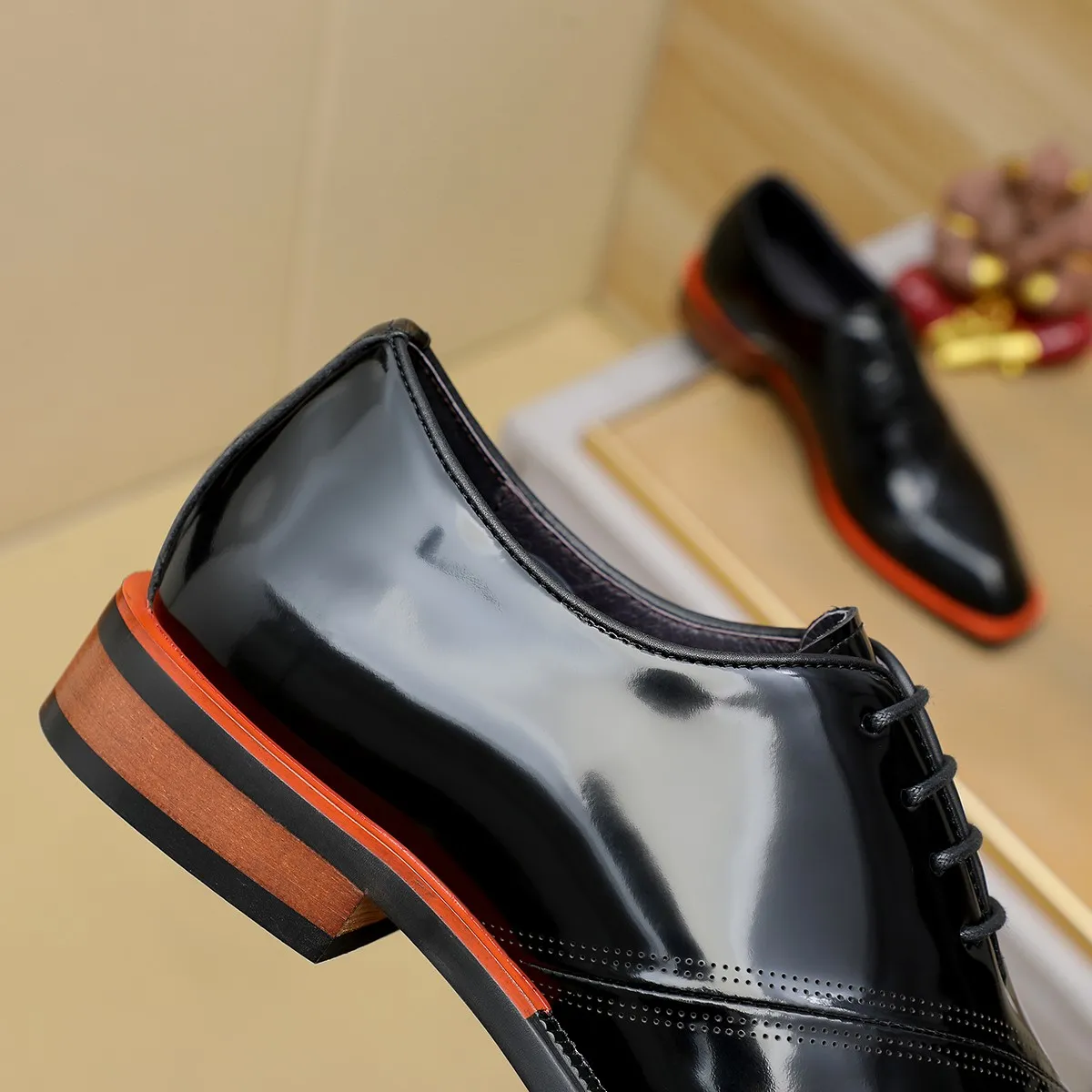 Men's shoes 💰620 💰 Louis Vuitton LV ® Autumn and Winter 🆕 models 🔛Full shoe counter First layer cowhide, 🐂leather lined casual shoes for men, super soft outsole, essential for driving. Counter synchronized original first layer cowhide completely 1:1 mold customization 🌹Top version, 2 colors available! Number: 38-45 (37.46. Customized)